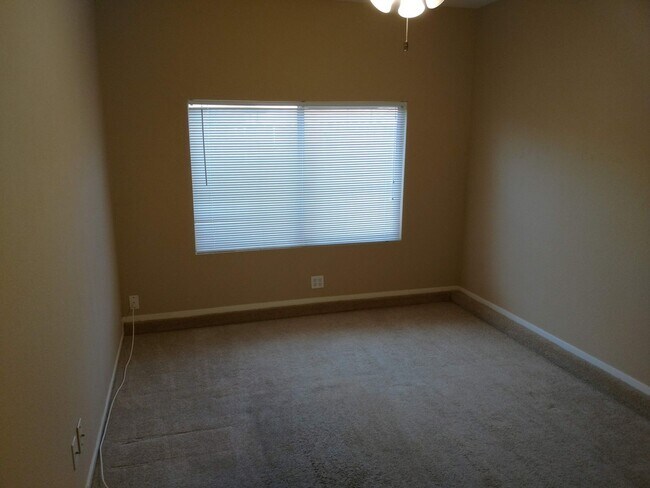 Building Photo - Henderson 4 Bedroom