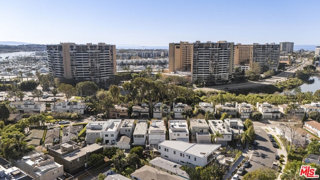 Building Photo - 745 Oxford Ave