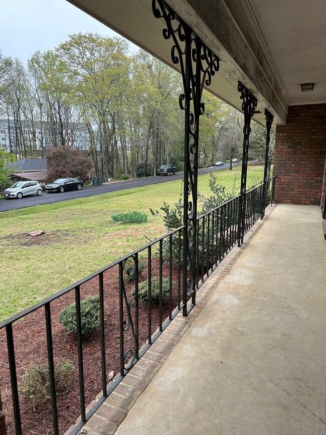 Building Photo - Large Home on the Eastside on a deadened street - Pre Lease