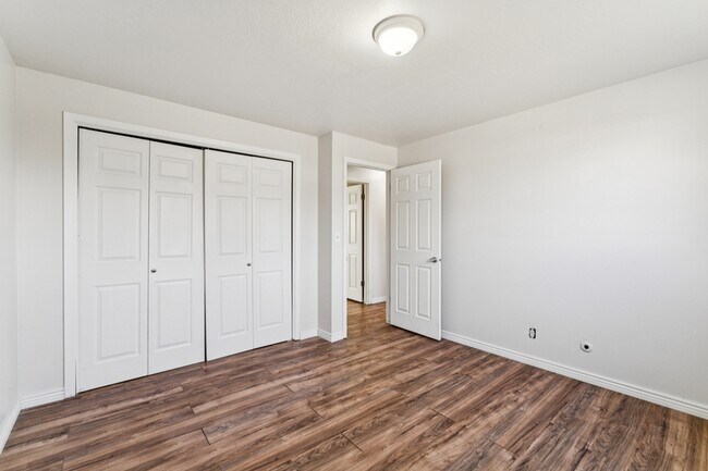 Building Photo - 420 S Five Mile Rd