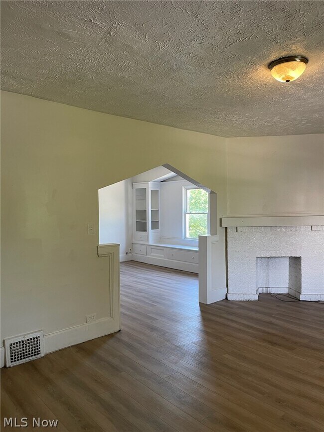 Building Photo - 726 E 117th St