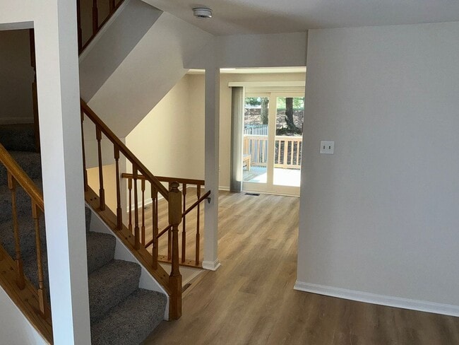 Building Photo - Very well maintained 3 bedroom 2 full 1 half bath town home located in the desired Stonebridge Co...