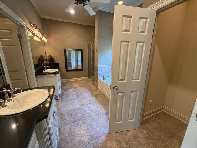 Building Photo - Gorgeous 4 bedroom, 3 Bathroom Home in Lakeside on Long Lake