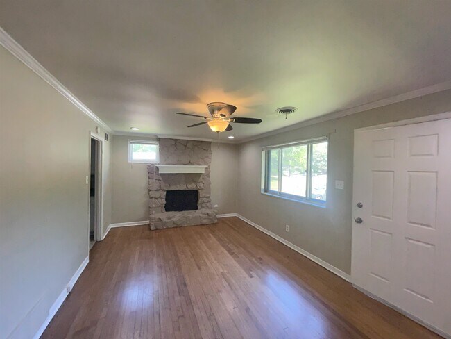 Building Photo - 5162 Edenshire Ave