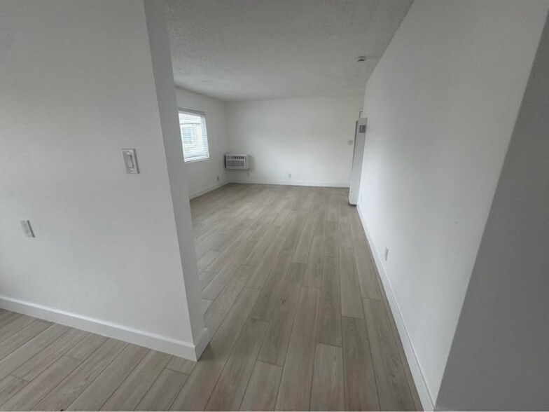 Building Photo - 5776 Rostrata Ave