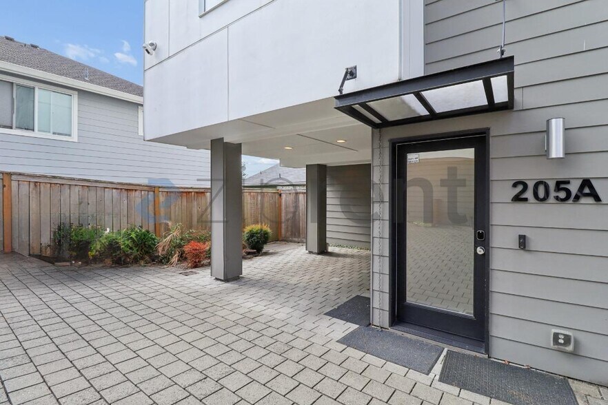 Building Photo - Unit A