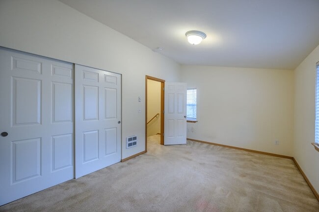 Building Photo - Lake City Living at Its Best Spacious 3BR Townhome with Garage & Easy I-5 Access