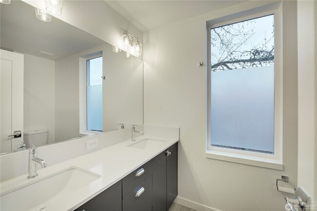 Building Photo - 2Bd/1.75Ba Seattle Townhouse