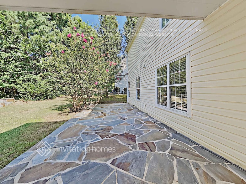 Building Photo - 207 Weatherstone Crossing