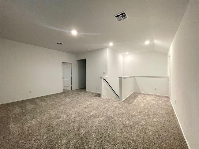 Building Photo - 433 Sebring Cir