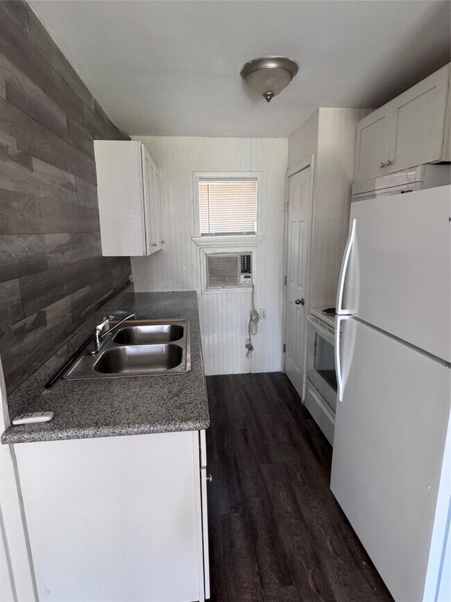 Building Photo - 2417 Rosedale St