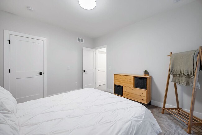 Building Photo - Modern 4BD, 4BA Home With 2-Car Garage, On...