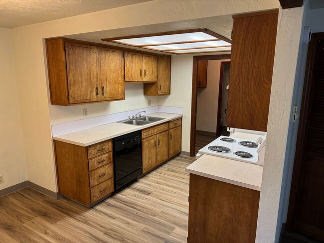 Building Photo - 2 Bedroom Duplex in Southwest Eugene