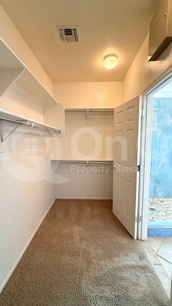 Building Photo - 2131 E Yellowstone Pl