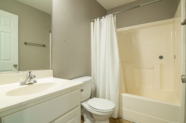 Building Photo - Updated 3 Bedroom Ranch