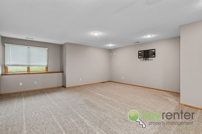Building Photo - Beautiful, Rare 6 bedroom 3 bath house!