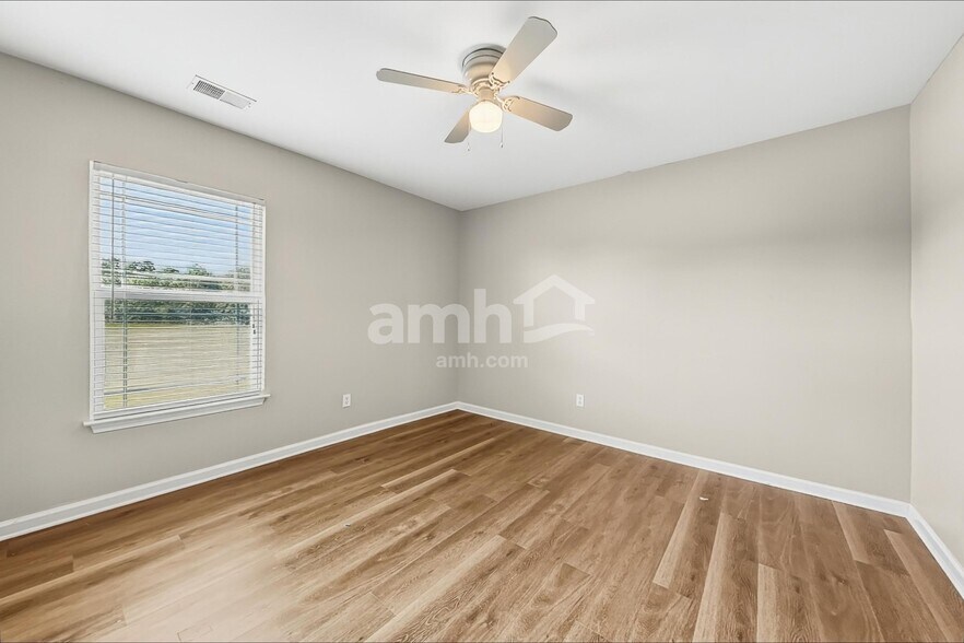 Building Photo - 122 Spring Lakes Dr