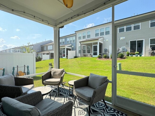 Building Photo - Spacious Luxury 3 Bedroom Townhome for Rent - Great Amenities