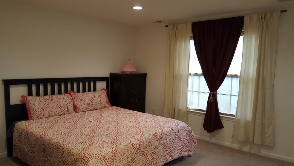 Building Photo - 18 Alerica Ln