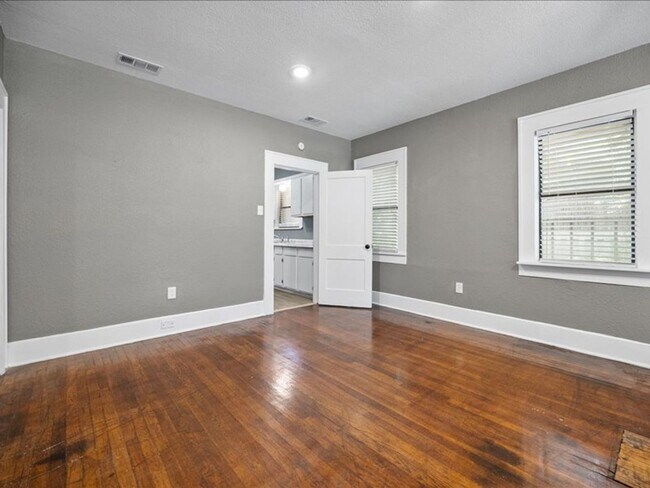 Building Photo - Recently Renovated Fort Worth Charmer