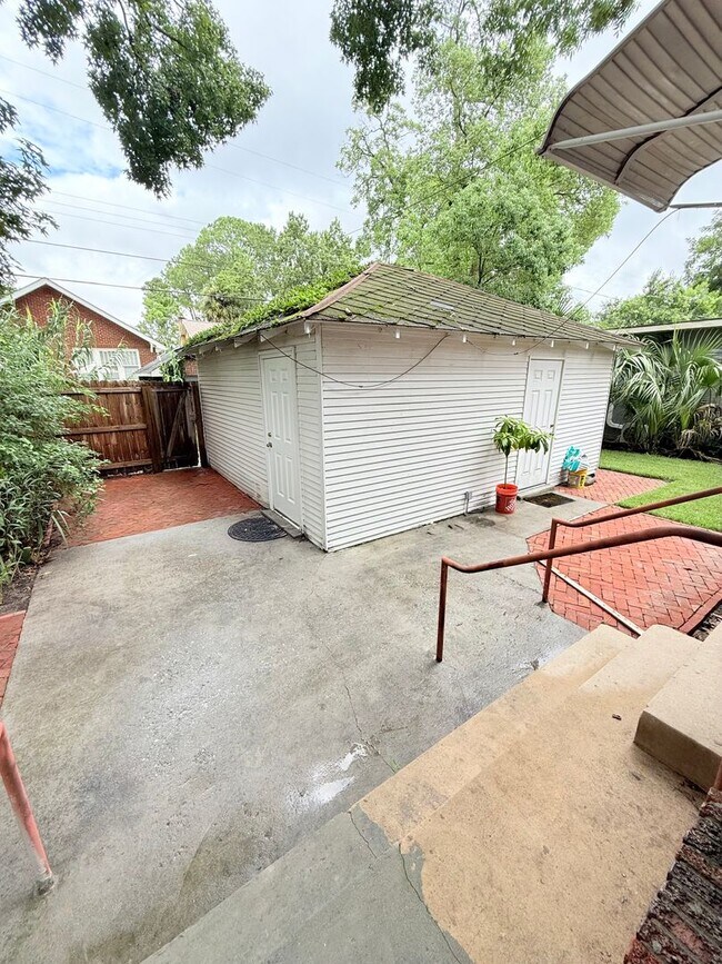 Building Photo - Spacious 2BR/1BA downstairs apartment in 2...