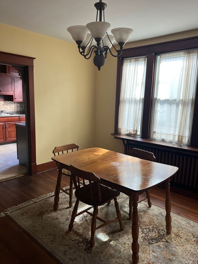 Building Photo - Historic 3 bedroom 1.5 bath home!