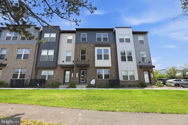 Building Photo - 2118 Acadia Rd