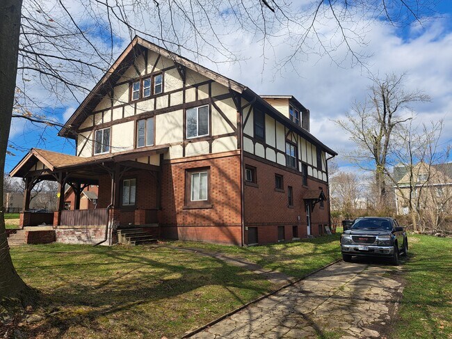Primary Photo - 58 Illinois Ave