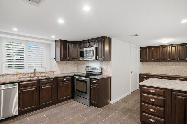 Building Photo - 1906 Hillingway St