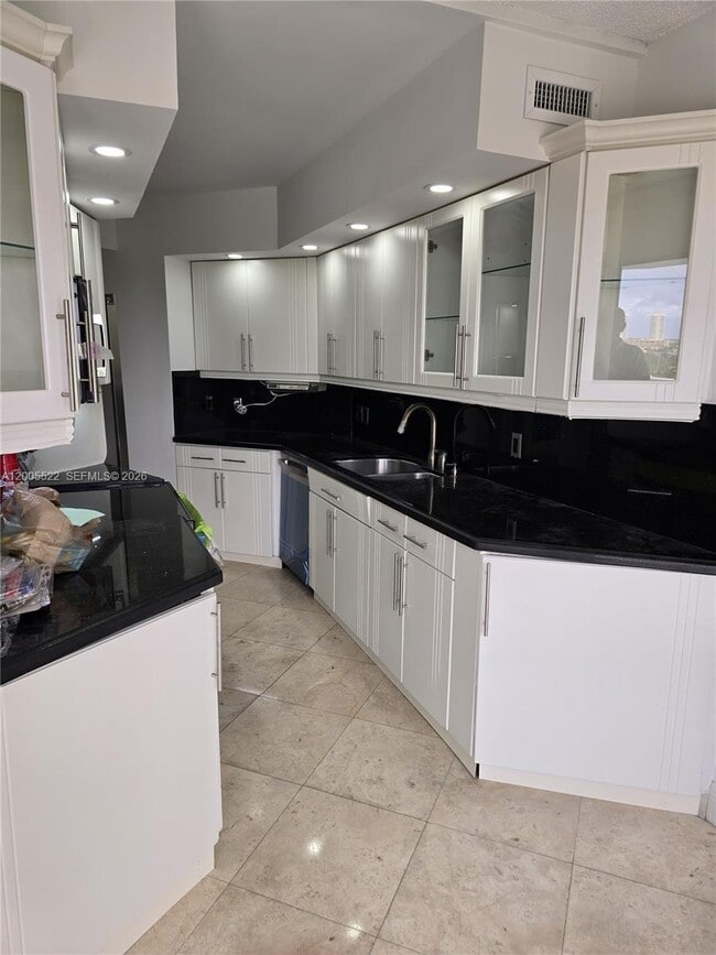 Building Photo - 3610 Yacht Club Dr