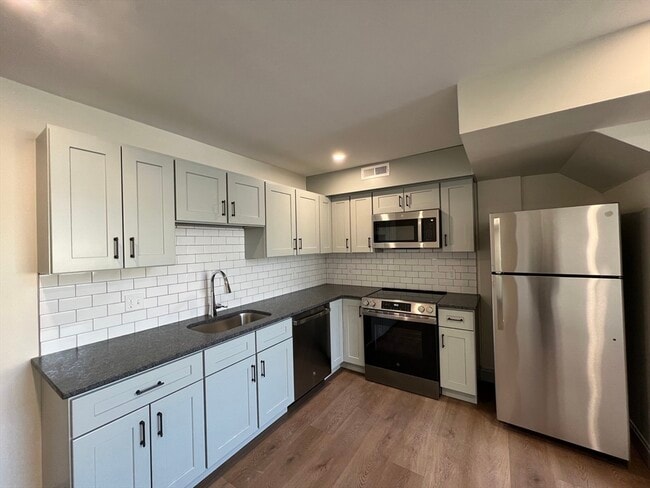 Building Photo - 160 Seabury St