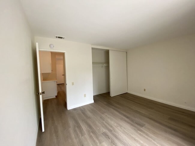Building Photo - 2+bd/1ba Single Story Duplex Minutes Drive...