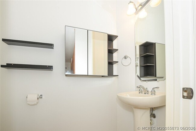 Building Photo - 2206 SW Cape Cod Dr