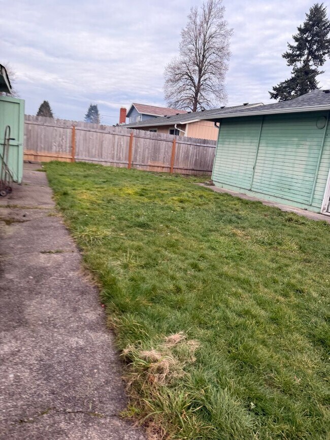 Building Photo - COMING SOON! 3 bedroom, 1.5 bath house in Eugene!