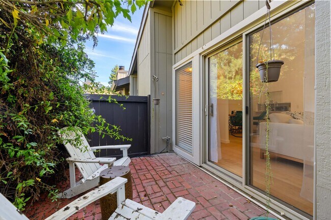 Building Photo - Spacious 2 Bed, 2 Bath Condo Near Downtown...