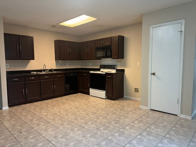 Building Photo - 8003 Chestnut Manor Dr