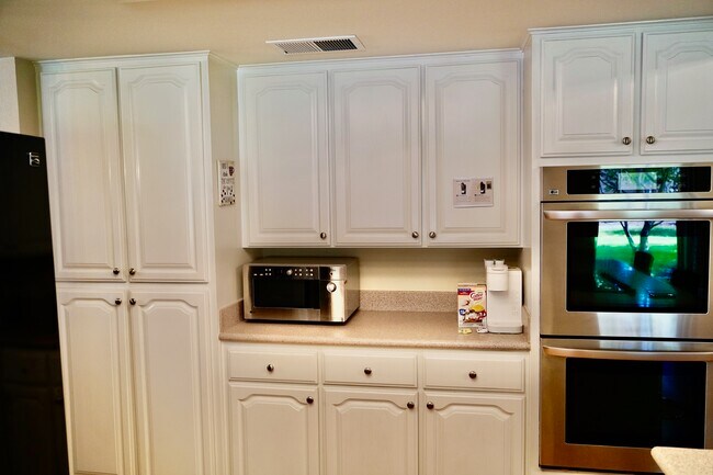 Building Photo - 836 E Serena Ave