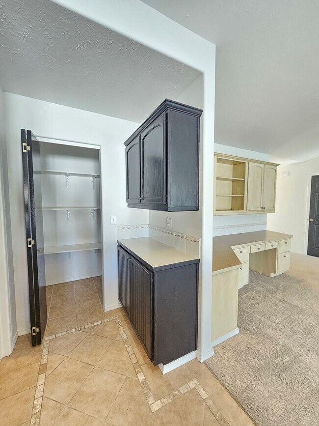 Building Photo - $1,995 - 2 Bed / 2 Bath Beautiful House in North Spokane with Oversized Garage