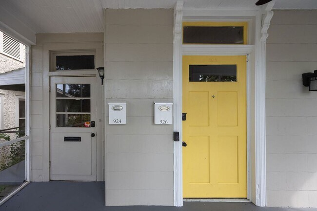 Building Photo - Downtown home walking distance to Mercer L...