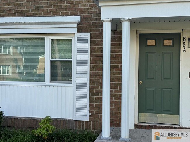 Building Photo - 37 Judson St