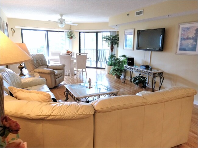 Building Photo - Annual Furnished 2nd Floor Condo located a...