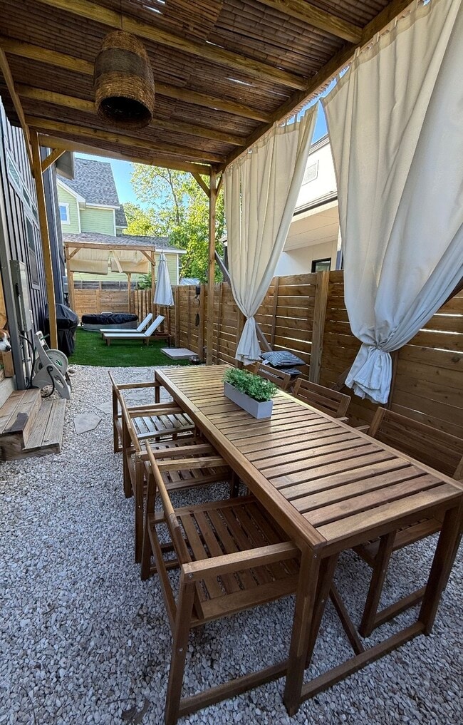 Building Photo - 909 Payne Ave