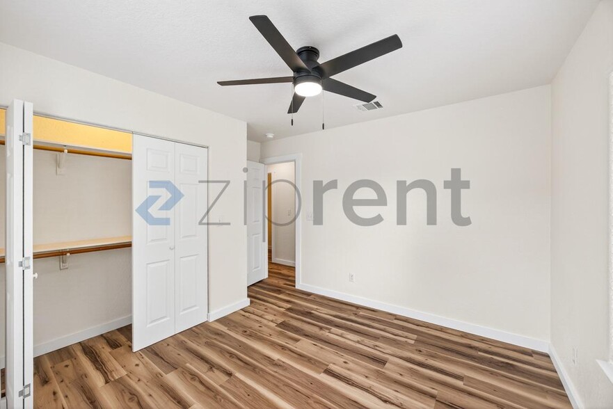 Building Photo - Unit