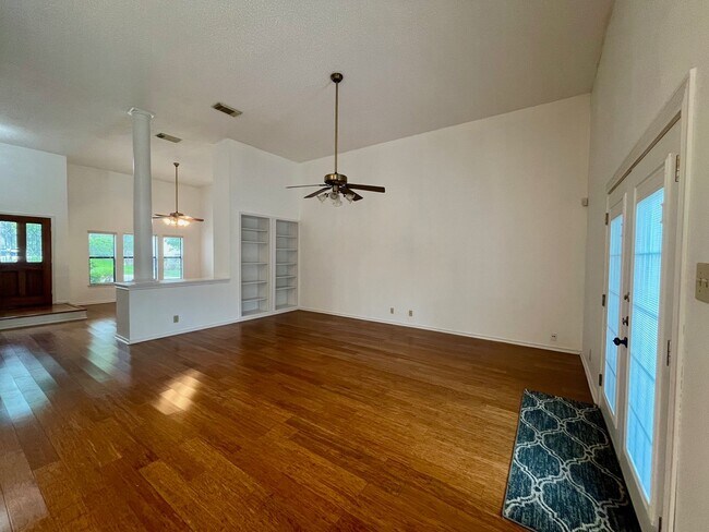 Building Photo - Spacious 3 Bedroom/2.5 Bath home with Large Game Room and Fabulous Deck ~ Move in Ready!