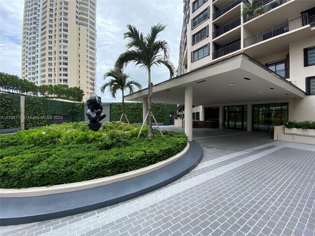 Building Photo - 540 Brickell Key Dr
