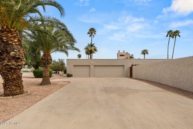 Building Photo - 7001 E Thunderbird Rd