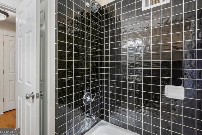 Building Photo - 3823 Kingswood Dr