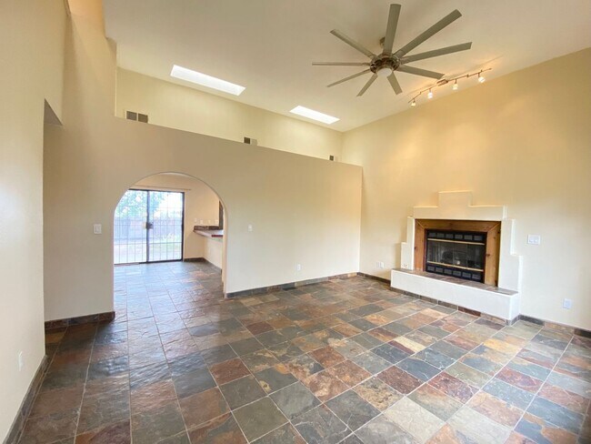 Building Photo - Spacious Home in Vista Primera
