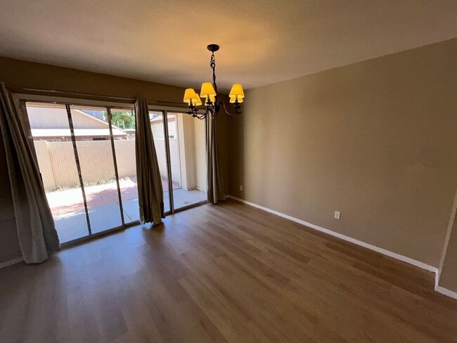 Building Photo - 521 E Kristal Way