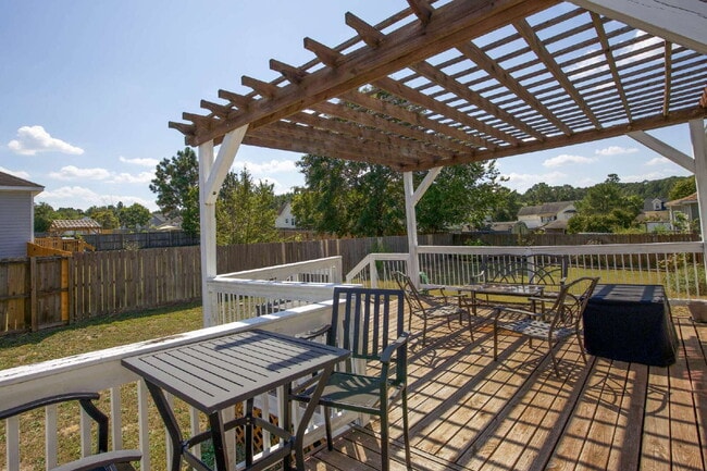 Building Photo - Charming 3 BR/2BA Ranch with fully fenced ...